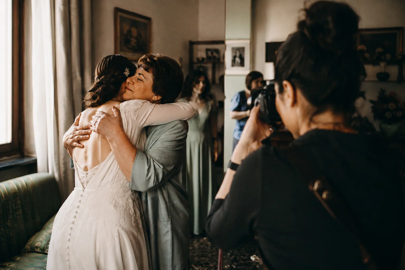 Una sposa abbraccia sua madre durante i preparativi del matrimonio